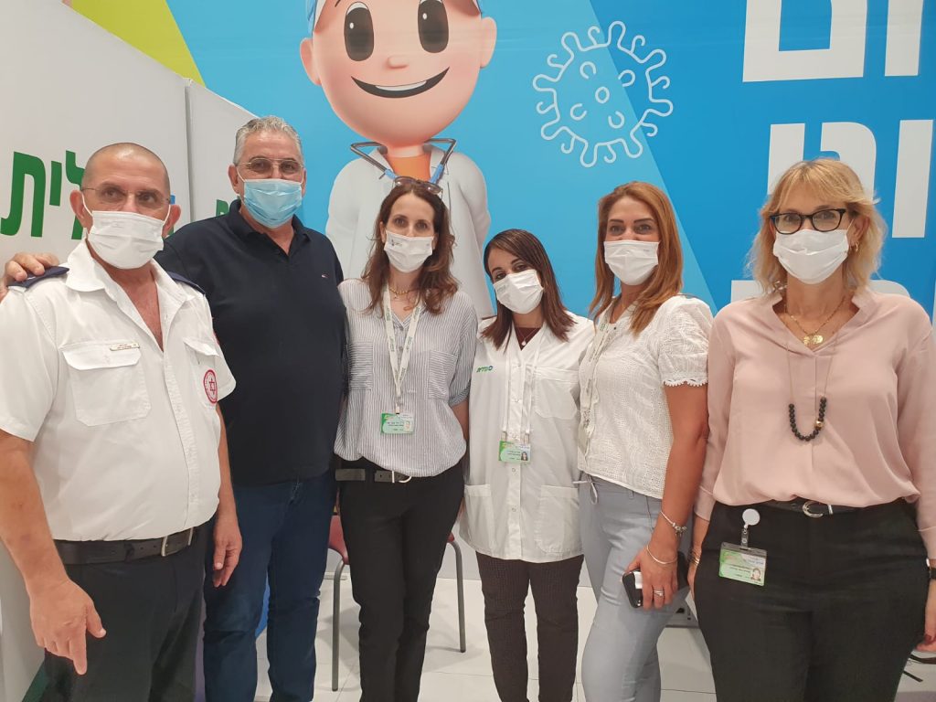 ראש העיר עם צוות מנהלת שרון של כללית צילום :דוברות מחוז שרון שומרון של כללית