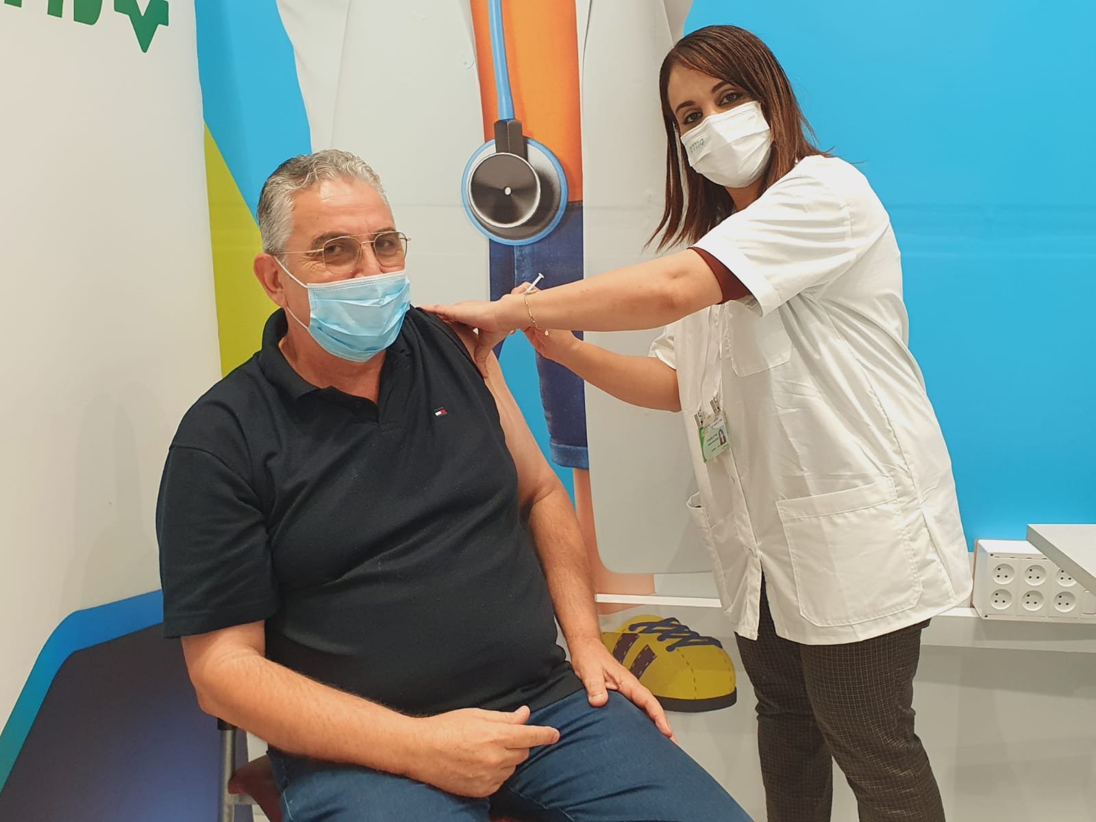 ראש עיריית רעננה בזמן קבלת החיסון מהאחות שירין סמארה צילום :דוברות מחוז שרון שומרון של כללית