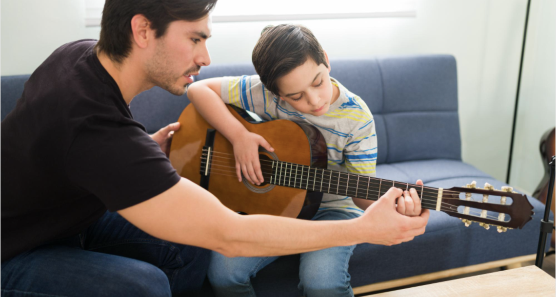 החלום לנגן בגיטרה מעולם לא היה קרוב יותר: כך תבחרו את המורה המדויק עבורכם (בזום או בסלון)