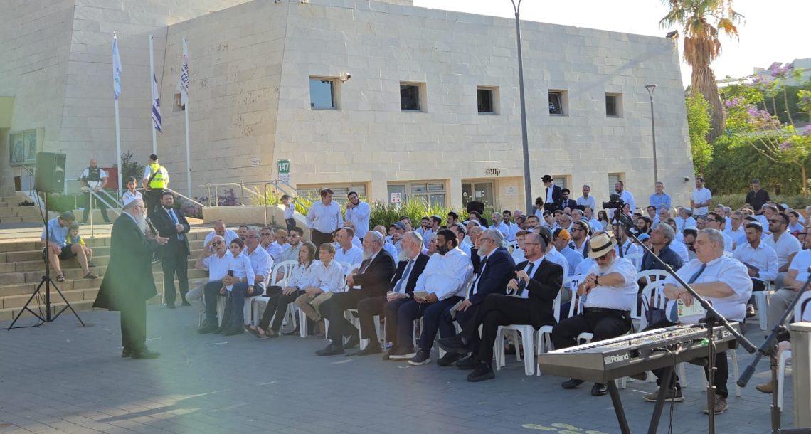 קבלת שבת קהילתית מרגשת ברעננה: יחד – למען החטופים ובסימן אחדות