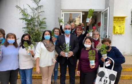 עיריית רעננה מציינת את חודש המשפחה ומעניקה לותיקי/ות העיר עציץ צמחי תבלין במתנה