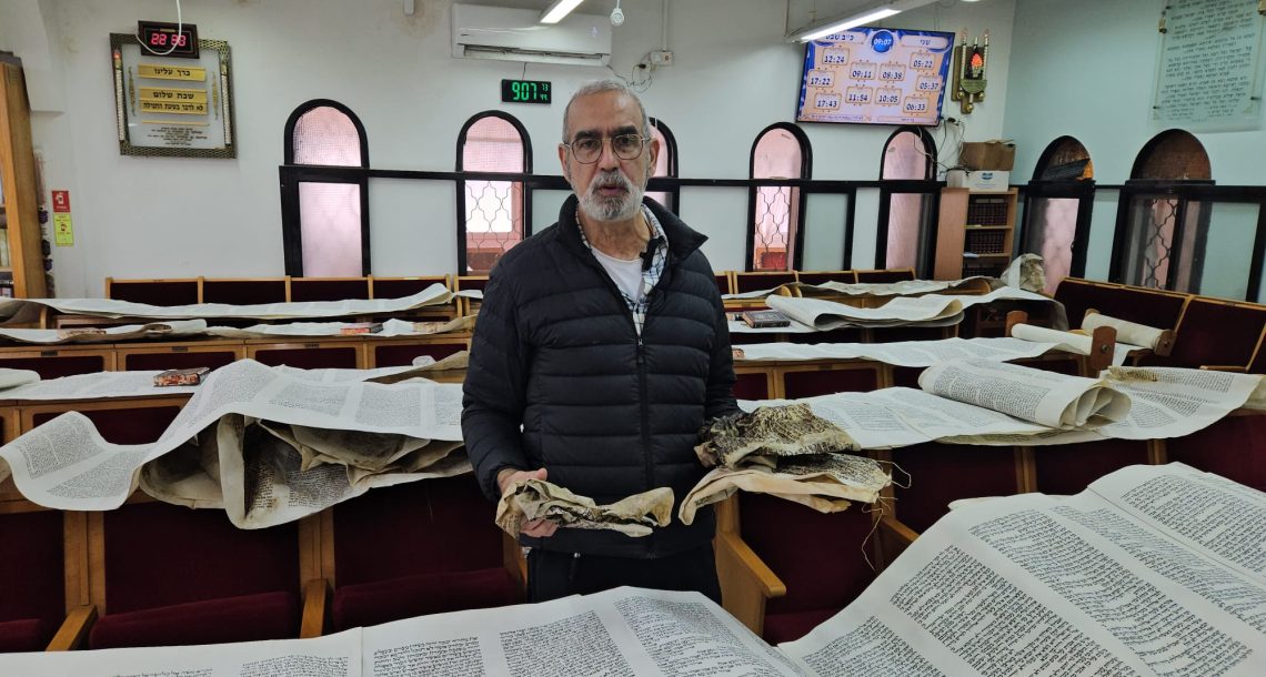 ספרי התורה שנגנבו חזרו לבית הכנסת בר יוחאי — הקהילה מתגייסת לשיקום, לזיהוי ולרגעי התרגשות