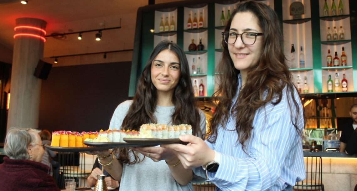 לא מסתפקים במנה חמה: קינג קונג האסייתית  מרעננה פועלת – גם כשהבעלים על מדים