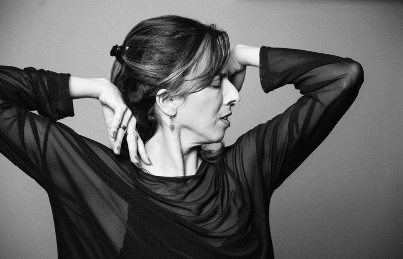 אחרי המשברים: הרקדנית שמלמדת נשים לחזור לעצמן דרך התנועה