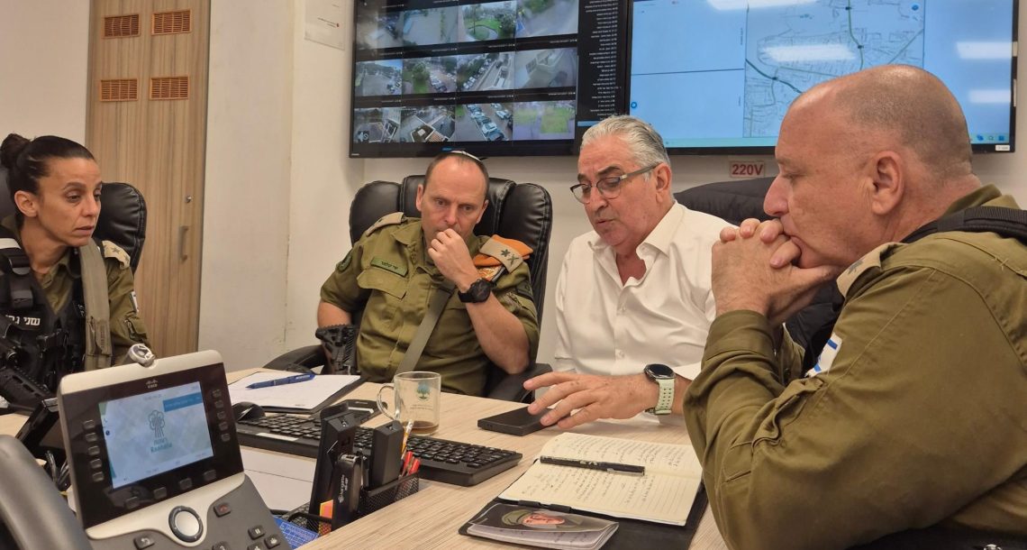 “הרשות המקומית היא קו ההגנה הראשון”: אלוף פיקוד העורף בביקור חירום ברעננה