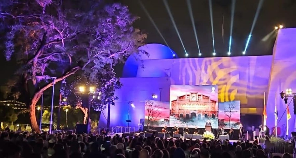 "תחנה אחרונה": רעננה מתכנסת לזיכרון – ערב שכולו עדות, שירה והנצחה