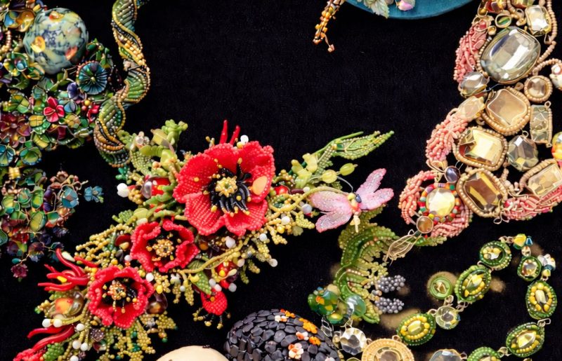 תכשיטים עם זיכרון: תערוכה חדשה בבית יד לבנים רעננה