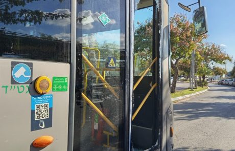 רעננה: נהג אוטובוס בעט בדלת שנתקעה – הזכוכיות עפו לכוון הילדים